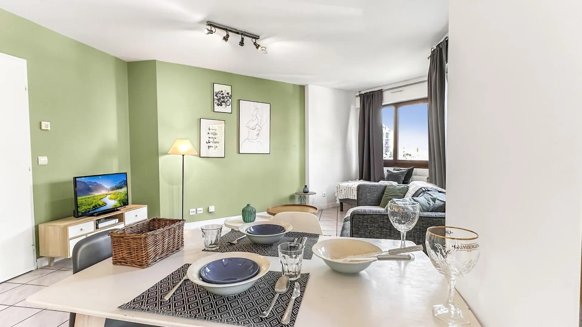 Homey Florissant - Proche Gare / Parking Gratuit / Balcon Prive / Wifi Gratuit Annemasse 0*,  France